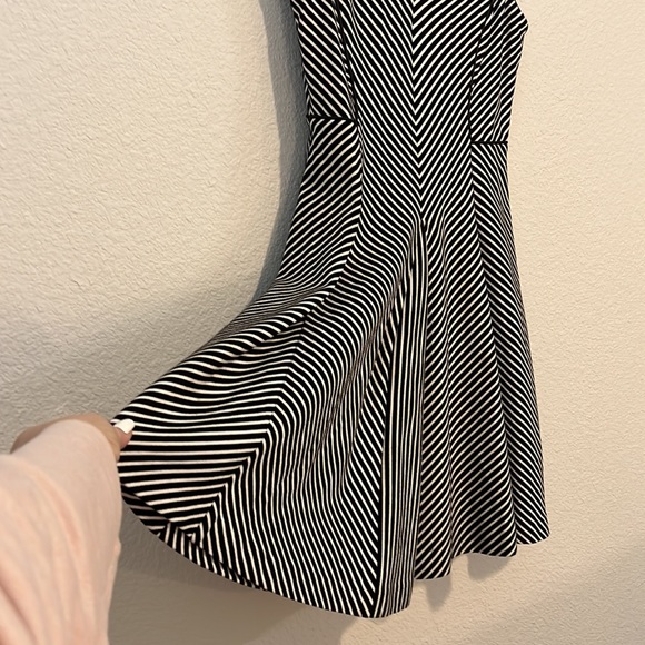 Banana Republic Black & White Fit & Flare Piped Mixed Stripe Dress Sz0P - Picture 3 of 8